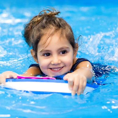 little-girl-learning-swim-pool